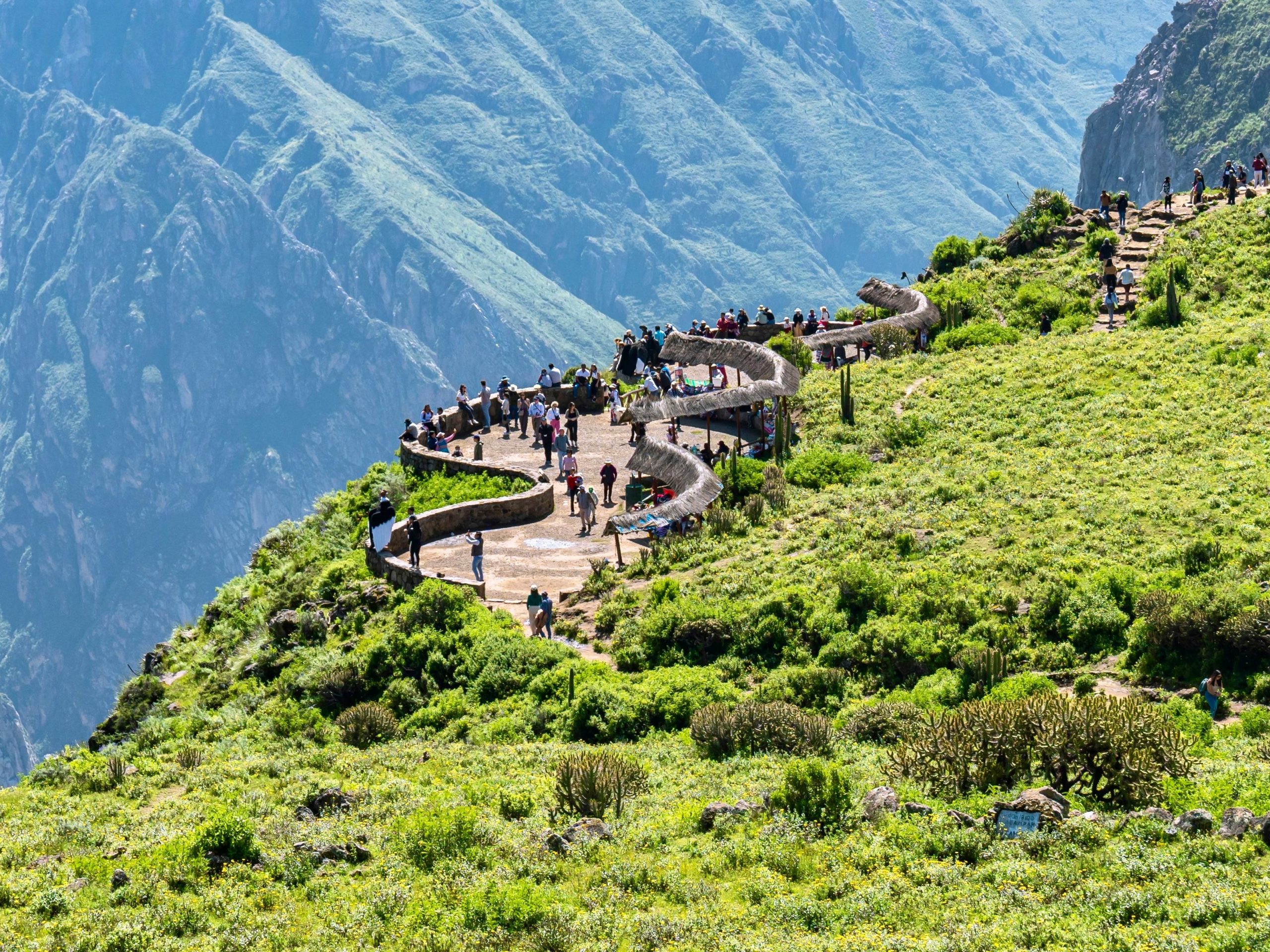 Arequipa travel guide with must-sees, 1- to 3-day routes, budget, best time of year, safety, and local tips. Includes map and checklist.Catalina, miradores y Ruta del Sillar. Consejos 2025 y precios orientativos.